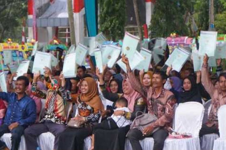 Penyerahan sertifikat tanah eks-transmigrasi di Kabupaten Tanah Laut, Kalimantan Selatan
