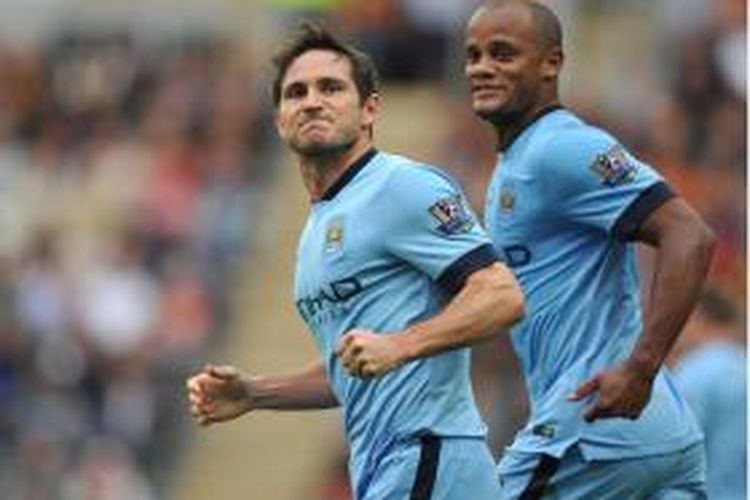 Gelandang Manchester City, Frank Lampard (kiri), merayakan gol yang dicetaknya ke gawang Hull City dalam lanjutan Premier League di KC Stadium di Kingston-Upon Hull, Sabtu 27 September 2014. Tampak Vincent Kompany pun ikut bergembira.