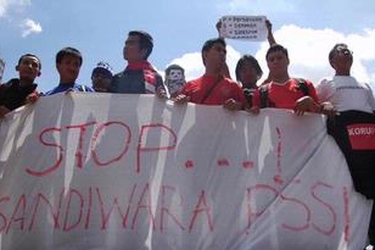 Puluhan suporter sepakbola yang tergabung dalam Aliansi Suporter Indonesia dan Save Our Soccer, berunjuk rasa di Bundaran Hotel Indonesia, Jakarta, Minggu (20/2/2011). Aksi ini merupakan bentuk protes atas lolosnya kembalinya Nurdin Halid sebagai kandidat Ketua Umum PSSI bersama dengan Nirwan Bakrie. Nurdin dan Nirwan berhasil lolos verifikasi dan menyingkirkan George Toisutta dan Arifin Panigoro yang juga sempat menjadi kandidat. 