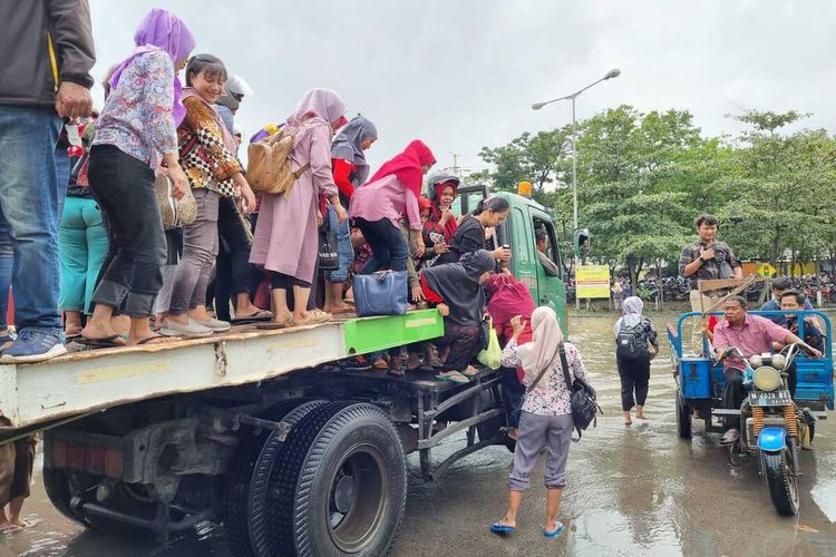 Ratusan pegawai di kawasan industri Pelabuhan Tanjung Mas dipulangkan awal pada pukul 10.00 WIB, Jumat (2/12/2022).