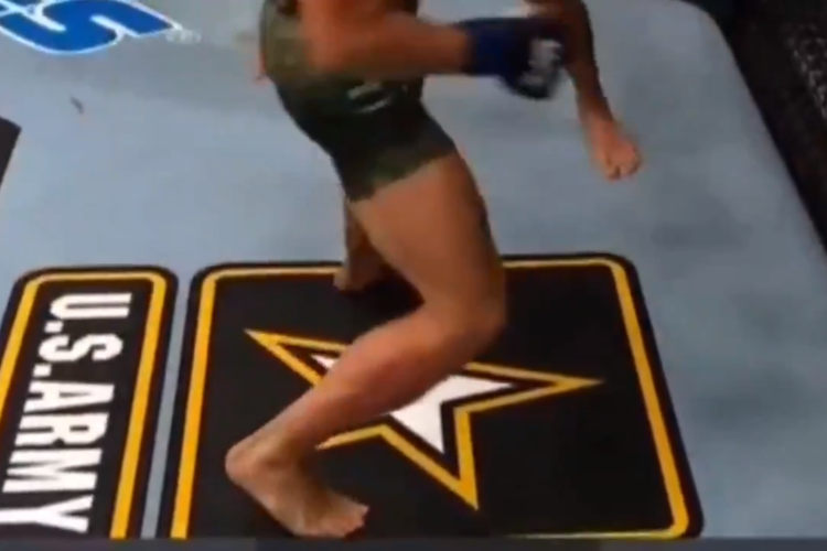 Tangkapan layar yang menunjukkan kaki kanan Conor McGregor sudah tak bisa bertumpu dengan baik pada duelnya kontra Dustin Poirier di UFC 257, Minggu (24/1/2021) pagi WIB.