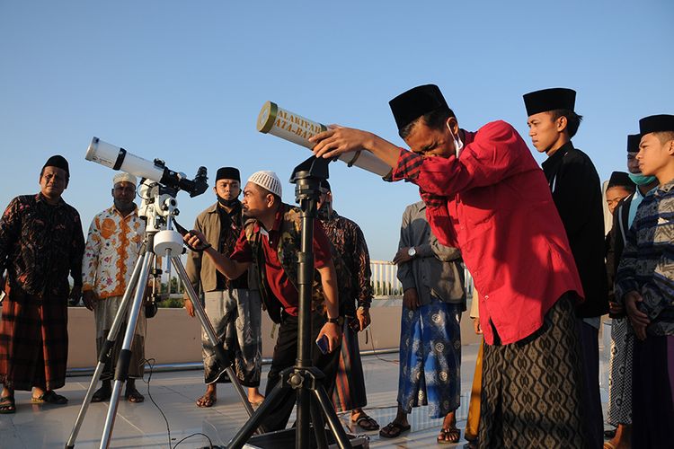 Petugas meneropong posisi hilal saat kegiatan rukyat hilal di IAIN Madura, Pamekasan, Jawa Timur, Selasa (21/7/2020). Rukyat hilal untuk menentukan awal Dzulhijjah 1441 H itu diikuti Santti Pesantren Bata-Bata, Badan Hisab Rukyat (BHR) dan Civitas Akademik Universitas Islam Madura (UIM).