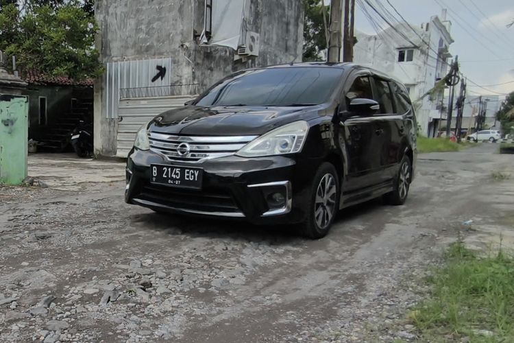 Menguji suspensi Nissan Grand Livina L11 bekas di jalan keriting