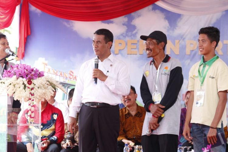 Menteri Pertanian Amran Sulaiman (dua dari kiri) saat membuka Pekan Pertanian Lahan Rawa Nasional (PPRN) ke-2 dan Launching Taman Sains Pertanian (TSP) di Balai Penelitian Pertanian Lahan Rawa di Banjarbaru, Kalimantan Selatan, Rabu (17/10/2018). 