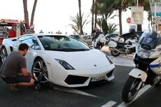 Lamborghini Diangkut Polisi karena Parkir Sembarangan