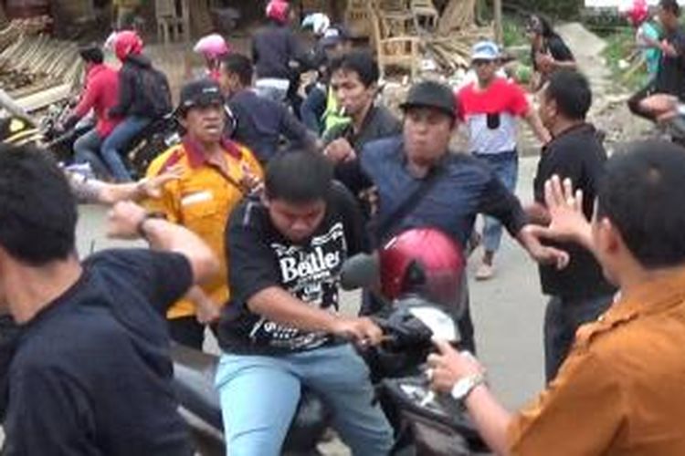 Salah seorang mahasiswa tengah dikeroyok oleh preman yang berunjukrasa menuntut pencemaran lingkungan oleh salah satu pabrik pengolahan makanan dan minuman di Kabupaten Gowa, Sulawesi Selatan.
