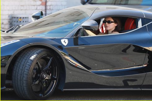 Setelah Makan Siang Tanpa Bra, Kini Kendall Jenner Pamer Ferrari Hitam