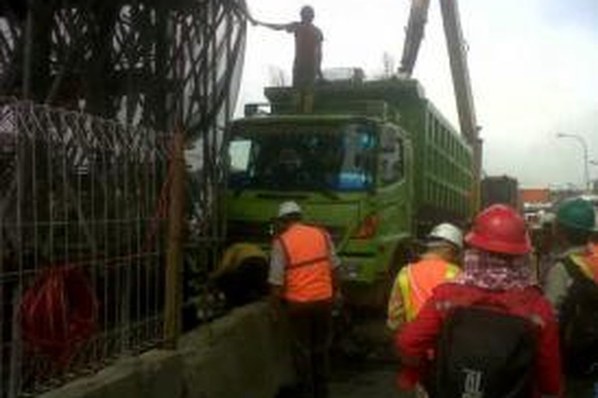 Sebuah truk menabrak tiang pancang tol JORR di Jalan Jampea, Jakarta Utara, Rabu (18/12/2013) dini hari.