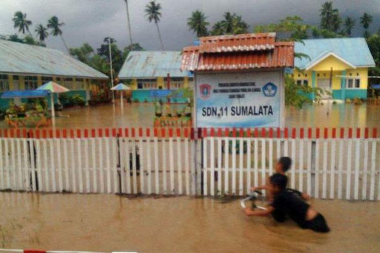 Sebuah bangunan sekolah di Kabupaten Gorontalo Utara terendam air. Banjir juga menggenangi pemukiman warga di 2 kecamatan, sumalata dan Biau