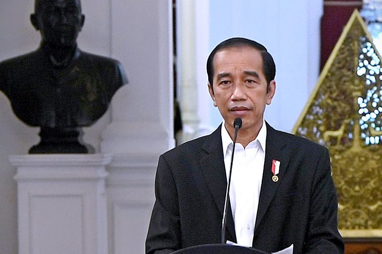 Presiden Joko Widodo menyampaikan pernyataan pers di Istana Merdeka, Jakarta, Sabtu (31/10/2020). Presiden Joko Widodo mengecam keras terjadinya kekerasan yang terjadi di Kota Paris dan Nice yang mengakibatkan timbulnya korban jiwa, selain itu Presiden juga mengecam pernyataan Presiden Prancis Emmanuel Macron yang telah melukai perasaan umat Islam di seluruh dunia. ANTARA FOTO/Biro Pers/Rusman/Handout/wsj.