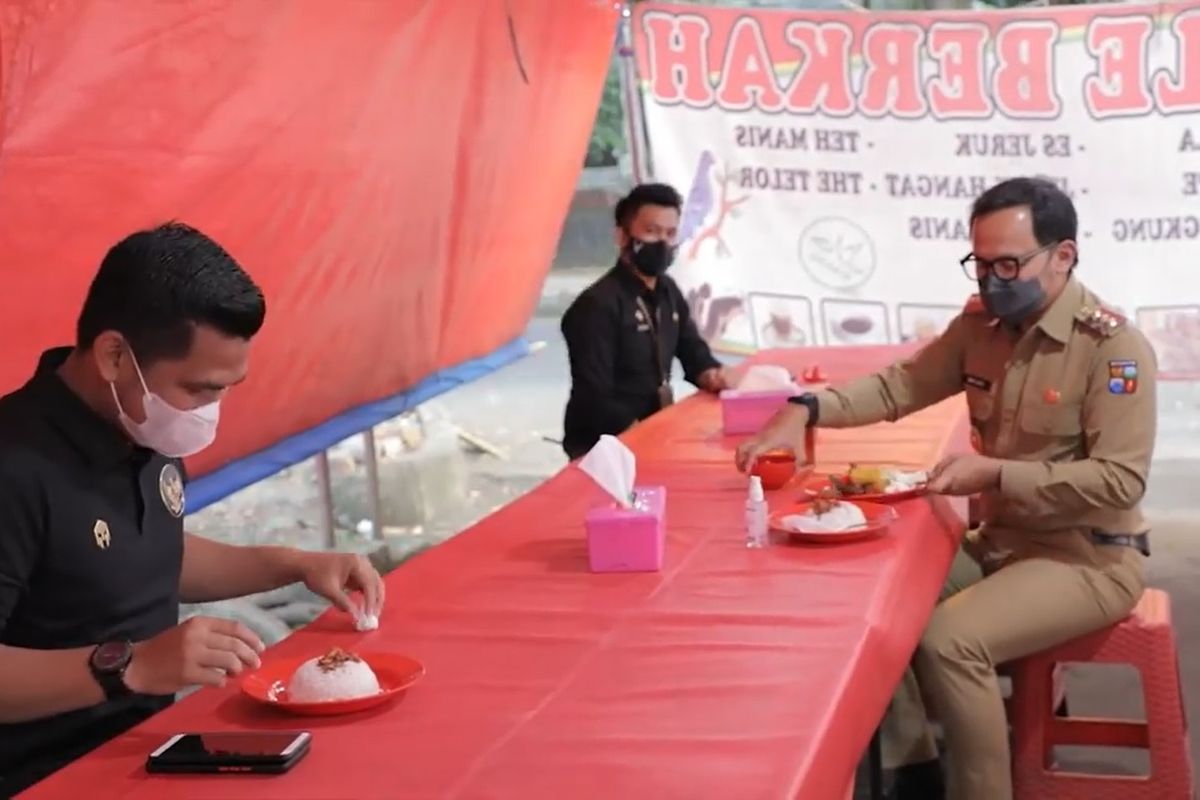 Wali Kota Bogor Bima Arya Sugiarto bersama dua ajudannya makan di warung pedagang kaki lima.