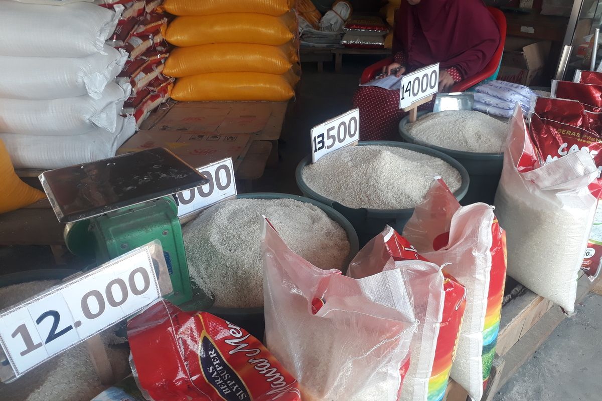 Harga beras di Pasar Andi Tadda Kota Palopo, Sulawesi Selatan selama sepekan terakhir mengalami kenaikan harga hingga Rp 3.000 perkilogram, Rabu (8/3/2023)