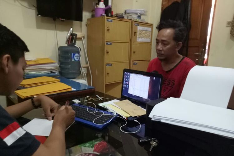 HBP (42) pelaku penggelapan mobil rental dengan modus menggadaikan ke orang lain di tangkap Polsek Pamulang. Pelaku di tangkap dirumahnya di jalan Kampung Duren, Cipayung, Kota Tangerang Selatan, Senin (21/10/2019).   