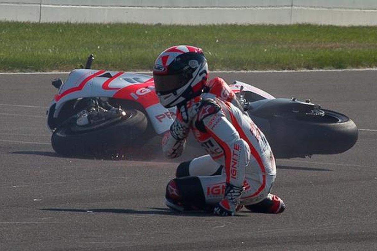 Pebalap asal America Serikat, Ben Spies, berusaha bangkit setelah terjatuh dari motor pada sesi latihan bebas ketiga GP Indianapolis, di Sirkuit Indianapolis Motor Speedway, Sabtu (17/8/2013).