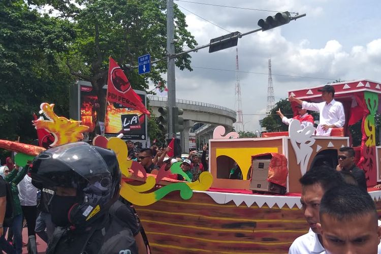 Calon Presiden nomor urut 01 Joko Widodo saat menaiki perahu hias ketika menghadiri kampanye di Palembang, Sumatera Selatan, Selasa (2/4/2019).