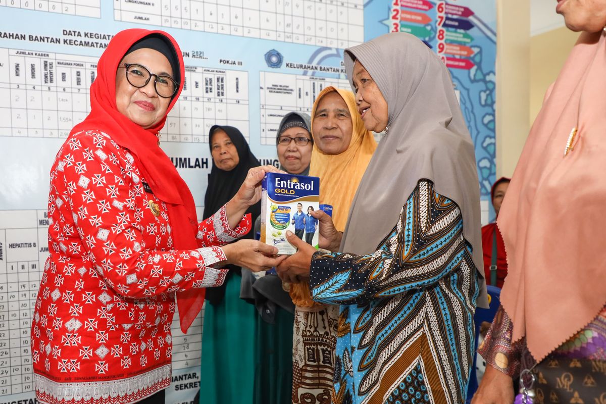 Wali Kota (Walkot) Pematang Siantar dr Susanti Dewayani SpA (memakai pakaian berwarna merah) membagikan makanan tambahan kepada sejumlah warga lanjut usia (lansia) di Kantor Kelurahan Bantan, di Jalan Seram Bawah Kecamatan Siantar Barat, Kota Pematang Siantar, Sumatera Utara, Kamis (16/11/2023). 