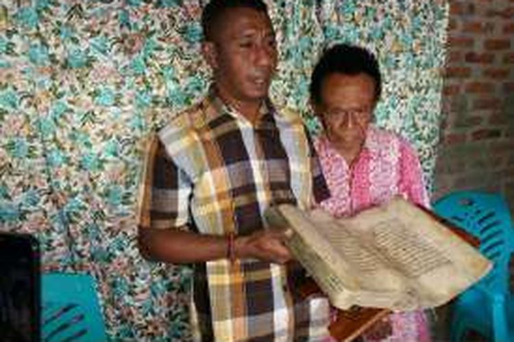 Nurdin Gogo (kiri) bersama kerabatnya, sedang menunjukan Al Quran tua dari kulit kayu kepada wartawan, Rabu (10/8/2016)