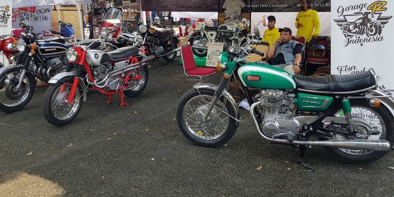 Deretan sepeda motor jadul yang dipamerkan di Pasar Jongkok Otomotif (Parjo) 2018, di Museum Purna Bhakti Pertiwi, Taman Mini Indonesia Indah, Jakarta Timur, Sabtu (7/4/2018).