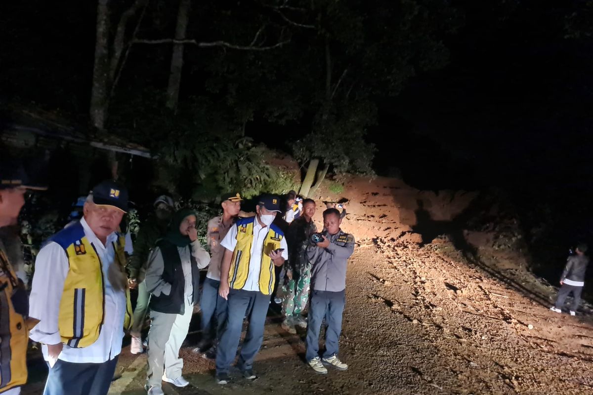 Menteri PUPR, Basuki Hadimuljono saat meninjau lokasi bencana gempa di di Kecamatan Cugenang, Cianjur, Senin (21/11/2022) malam. 