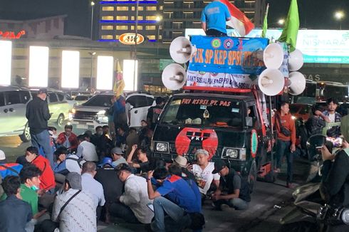 Protes UMK Kota Bekasi Cuma Naik 3,59 Persen, Massa Buruh Bertahan di Gerbang Tol Bekasi Barat