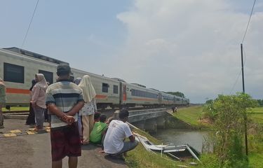Kecelakaan tragis kembali terjadi di perlintasan tanpa palang pintu wilayah, Desa Dewi, Kecamatan Bayan, Kabupaten Purworejo, Sabtu (19/10/2025) pagi. 