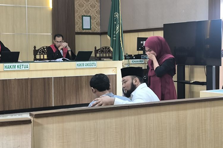 Suami istri terpidana penganiaya kurir JNT Pamekasan menjalani sidang putusan di Pengadilan Negeri Pamekasan, Kamis (4/12/2025)