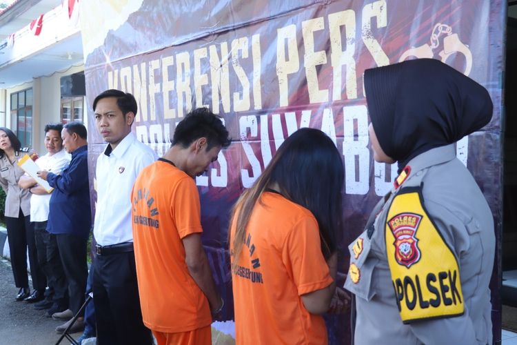 WS (baju tahanan sebelah kiri), NAA (baju tahanan sebelah kanan) saat dihadirkan dalam konferensi pers di Mapolres Sukabumi, Rabu (3/7/2024)