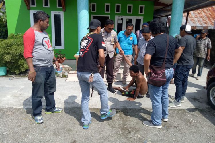 Pelaku AR saat ditangkap polisi di rumah rekannya di SP 2, Jalur 1, Kota Timika, pada Jumat (16/11/2018)