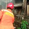 Damkar Tangkap Ular Koros yang Berkeliaran di Permakaman di Pasar Rebo