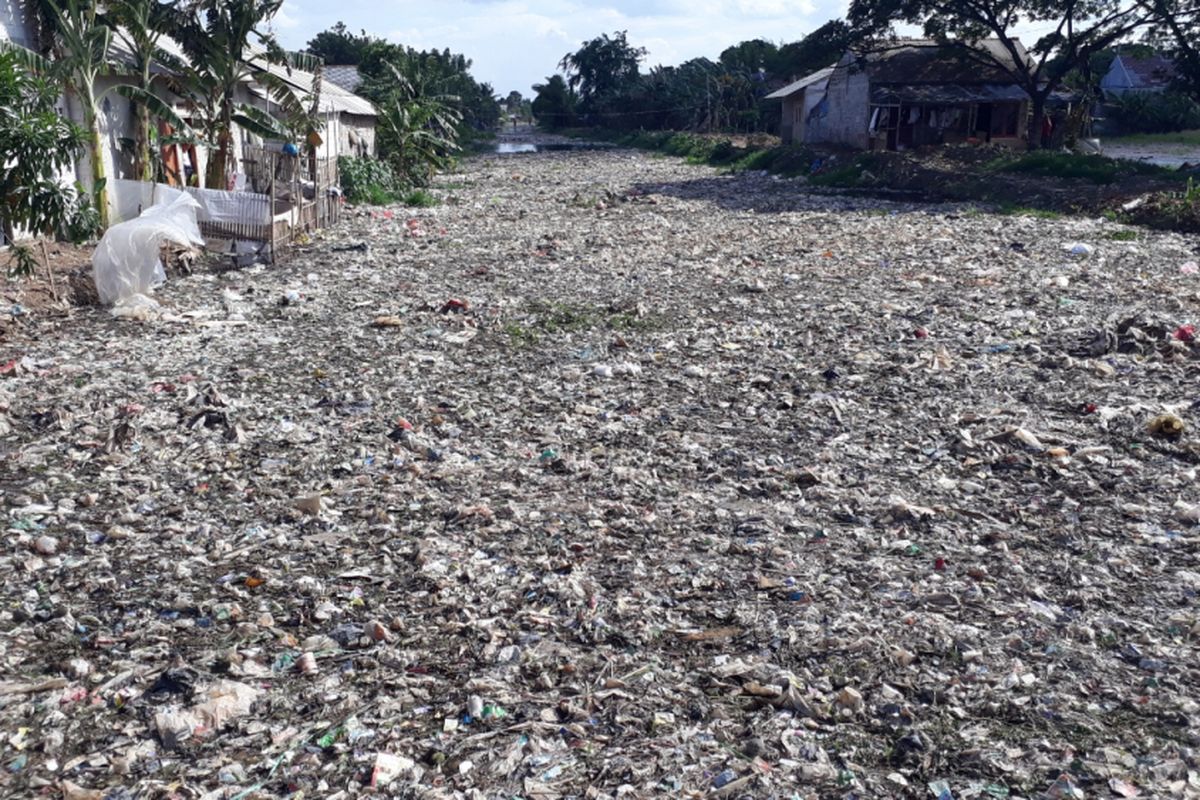 Tampak lautan sampah membentuk dataran baru di Kali Pisang Batu, Desan Pahlawan Setia, Tarumajaya, Kabupaten Bekasi, Kamis (3/1/2019).