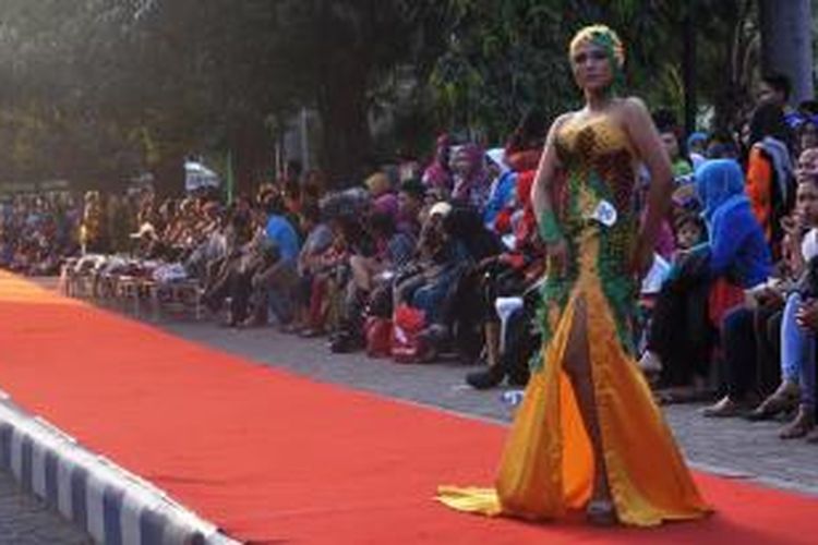 Salah satu model yang membawakan baju pesta pada acara Batik On the Pedestrian yang digelar di Taman Blambangan, Kabupaten Banyuwangi, Jawa Timur, Jumat (9/10/2015).