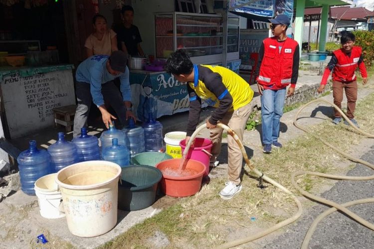 Distribusi air bersih oleh PDAM bersama BPBD dan Dinas Pemadam Kebakaran Nunukan Kaltara. Kekeringan akibat el nino terjadi sejak Desember 2023