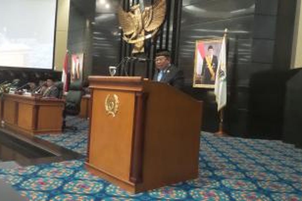 Anggota Badan Legislasi Daerah DPRD DKI Jakarta, Ahmad Nawawi saat membacakan salinan peraturan daerah tentang kepariwisataan dalam rapat paripurna di Gedung DPRD DKI Jakarta, Jumat (30/10/2015).