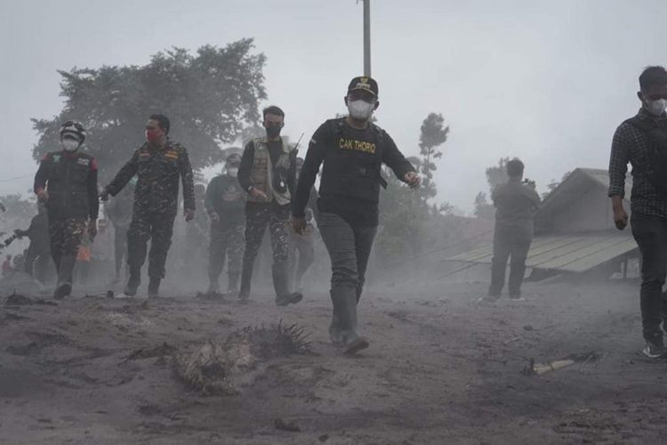 Bupati Lumajang Thoriqul Haq tinjau lokasi terdampak erupsi Gunung Semeru di Dusun Kajar Kuning