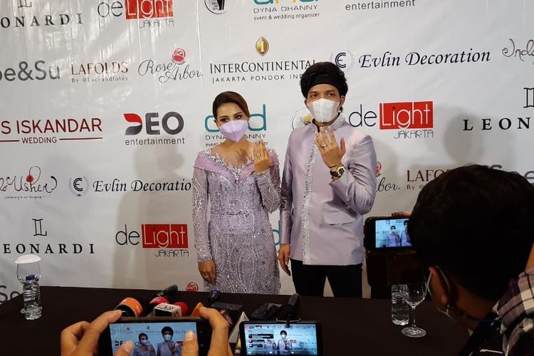 Atta Halilintar dan Aurel Hermansyah usai menggelar acara lamaran di hotel Intercontinental, Pondok Indah, Jakarta Selatan, Sabtu (13/3/2021)