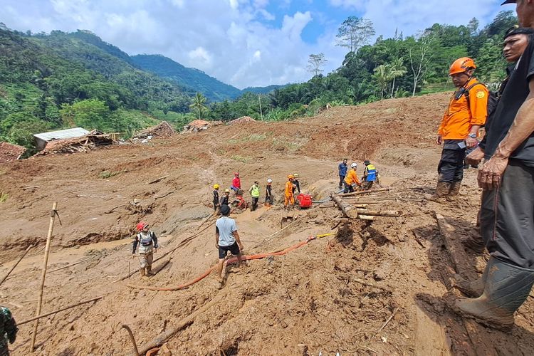 Petugas dari tim SAR gabungan melakukan pencarian sejumlah korban yang diduga masih terjebak di bawah material longsor di Kampung Gintung RT 03 RW 04 Desa Cibenda, Kecamatan Cipongkor, Kabupaten Bandung Barat (KBB), Jawa Barat, Senin (24/3/2024).