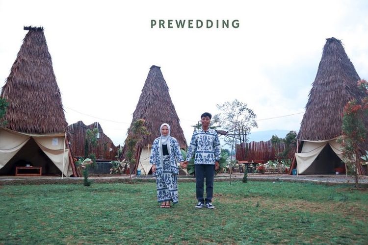 Prewedding di Buana Life, restoran di Pangalengan, Bandung yang mengusung konsep rumah adat Papua. 

