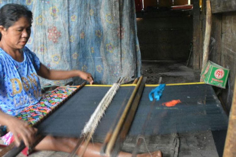 Perempuan Flores di Kabupaten Manggarai Timur, NTT sedang menenun, Senin (29/1/2018).