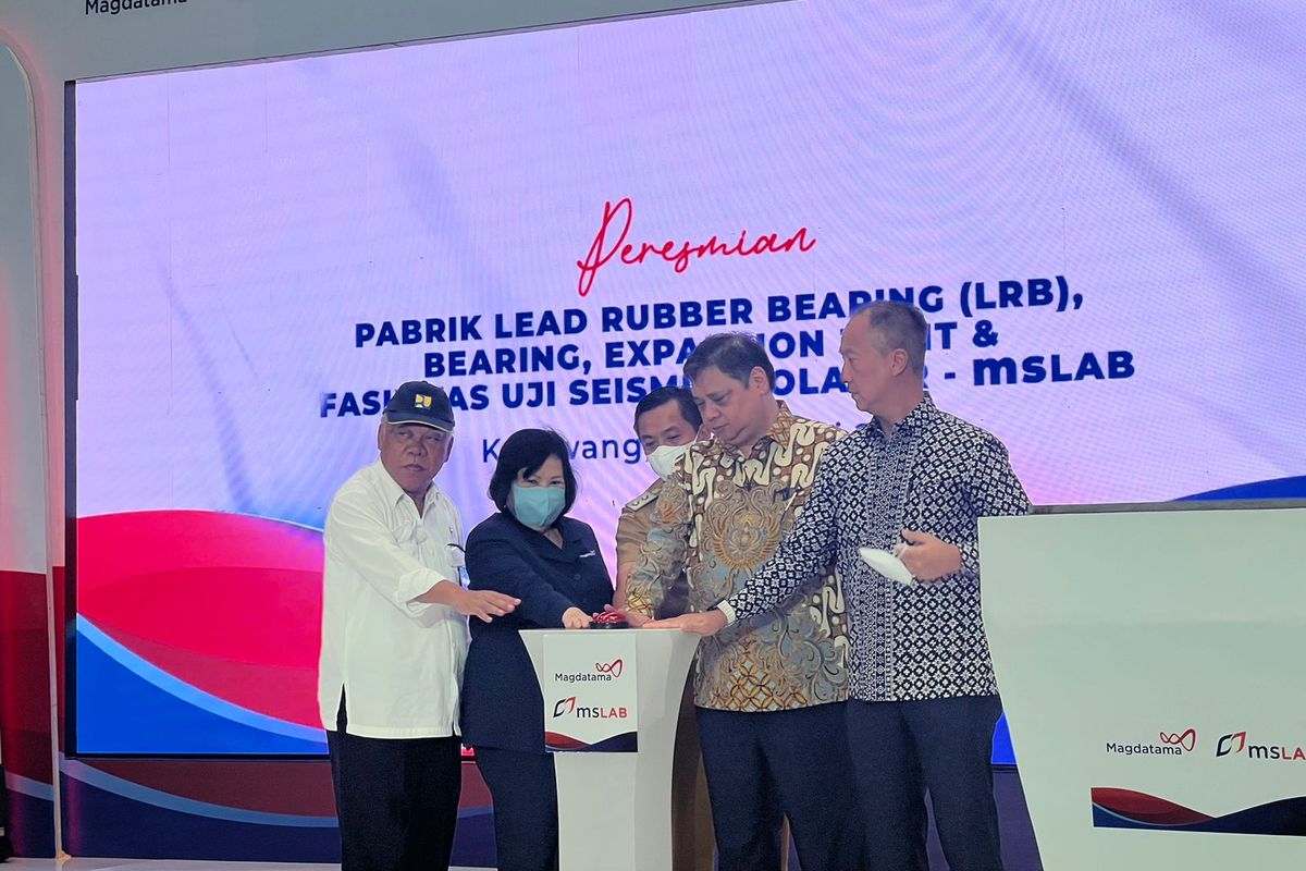 Menteri PUPR Basuki Hadimuljono, Direktur Utama PT Magdatama Multi Industri Magdalena Santy, Wakil Bupati Karawang Aep Syaepuloh, Menko Perekonomian Airlangga Hartarto, serta Menteri Perindustrian Agus Gumiwang dalam peresmian pabrik Lead Rubber Bearing, Karawang, Senin (30/1/2023).