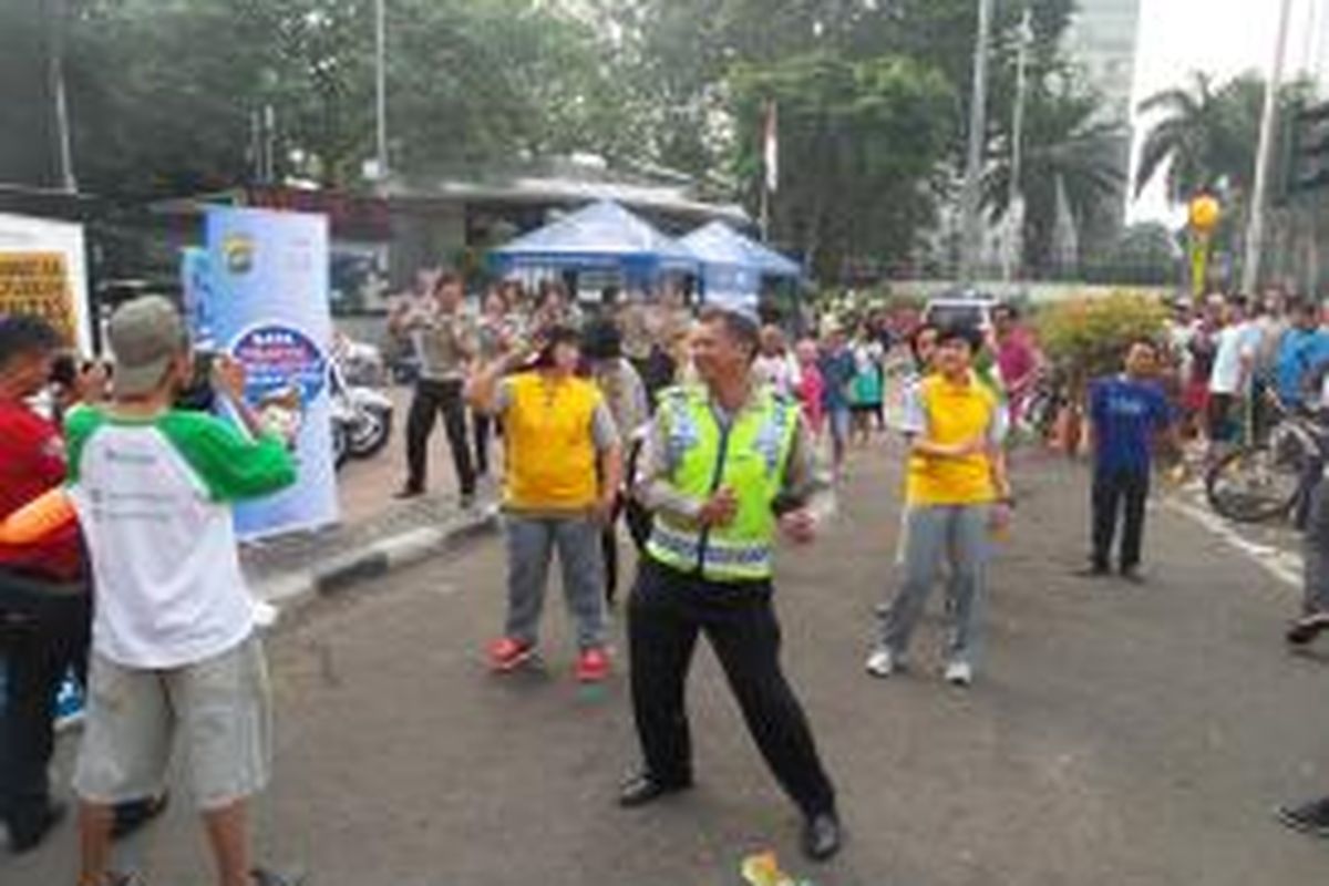 Para anggota kepolisian dari Satuan Lalu Lintas saat bergoyang oplosan saat kampanye keselamatan berlalu lintas, di kawasan Bundaran HI, Minggu (7/9/2014)