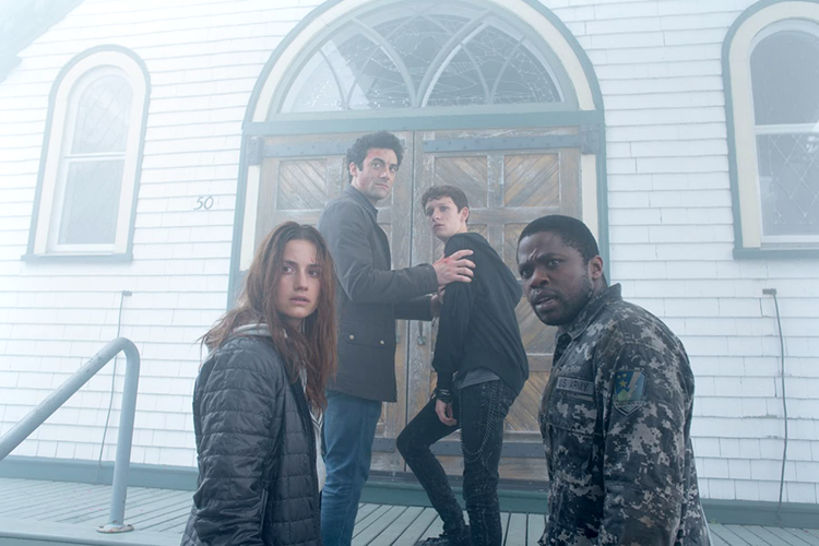 Morgan Spector, Okezie Morro, Danica Curcic, dan Russell Posner dalam serial horor fiksi The Mist (2017).