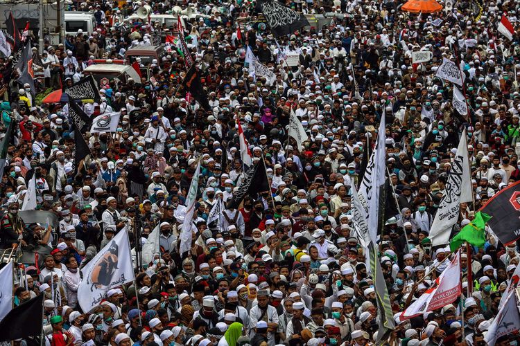 Massa dari berbagai ormas berunjuk rasa di depan gedung Kedutaan Besar (Kedubes) Perancis, Jalan MH Thamrin, Jakarta Pusat, Senin (2/11/2020). Mereka memprotes sikap Presiden Prancis Emmanuel Macron yang dianggap menghina umat Islam.
