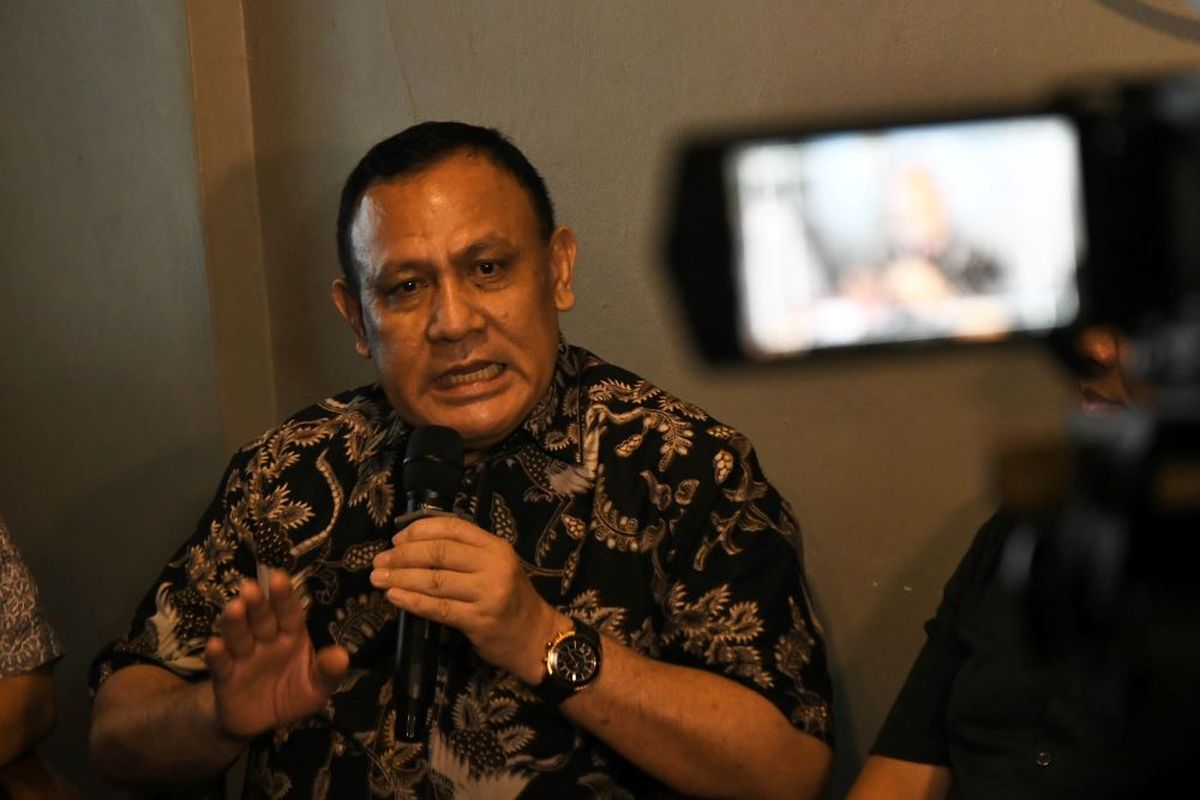 Ketua KPK nonaktif Firli Bahuri menyampaikan keterangan kepada wartawan di Pondok Kelapa, Jakarta Timur, Selasa (19/12/2023). Firli menanggapi putusan Hakim PN Jakarta Selatan yang menurutnya tidak menerima permohonan gugatan praperadilan dan penetapan tersangka dalam kasus dugaan pemerasan terhadap mantan Menteri Pertanian Syahrul Yasin Limpo. ANTARA FOTO/ Fakhri Hermansyah/rwa.