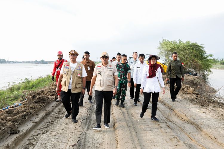 Pj Gubernur Jateng Nana Sudjana kembali meninjau kondisi banjir di Kecamatan Karanganyar, Kabupaten Demak, Jumat (16/2/2024).