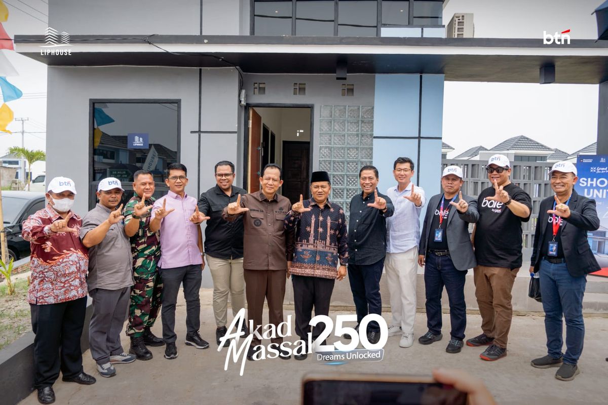 Jajaran manajemen LIP House Jambi, pimpinan BTN, serta perwakilan pemerintah daerah meninjau unit perumahan dalam rangkaian acara akad massal KPR bersubsidi di Kabupaten Muaro Jambi.