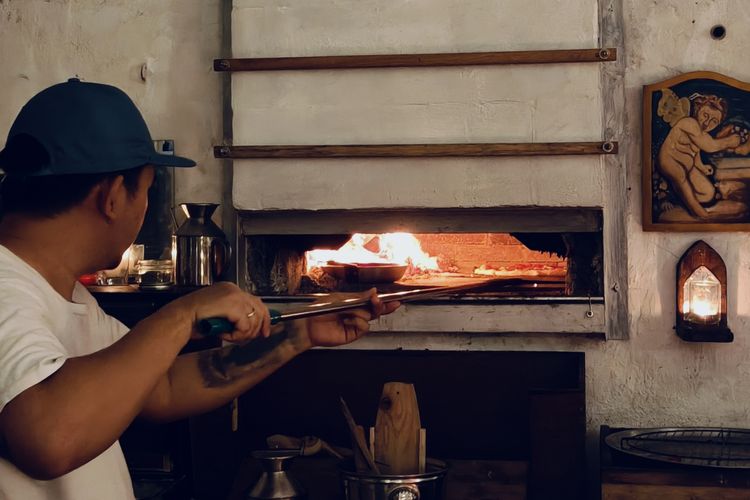 Irwanto, pemilik usaha Pizza Salomon yang menjadi daya tarik pecinta kuliner karena memasak menggunakan tungku tradisional di rumahnya daerah Petemon Surabaya, Jawa Timur. 
