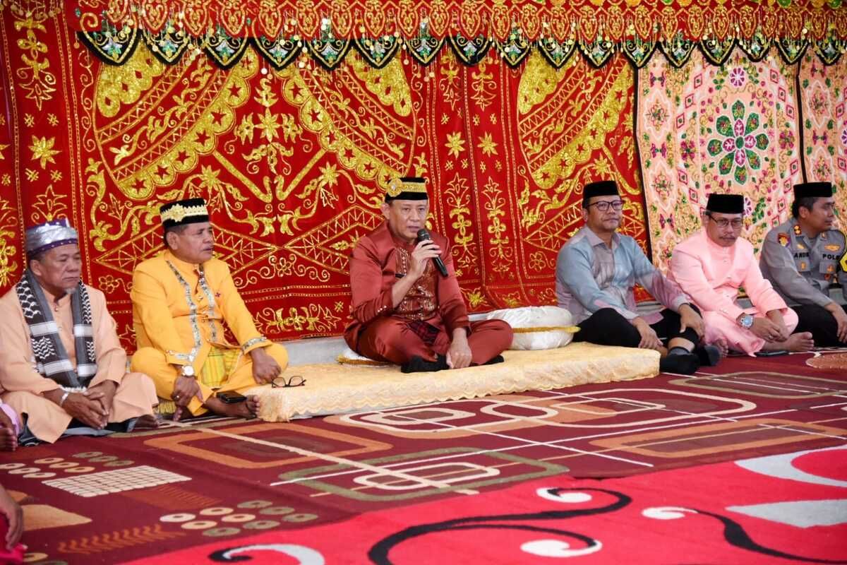 Gubernur Gorontalo Gusnar Ismail saat memberikan sambutan pada pelaksanaan adat Mopotilolo yang dilaksanakan oleh Pemda Gorontalo Utara, Pada kegiatan ini ia menerima laporan pelaksanaan PSU dari Pj Bupati Gorontalo Utara Sila Botutihe yang akan dilaksanakan pada 19 April 2025.