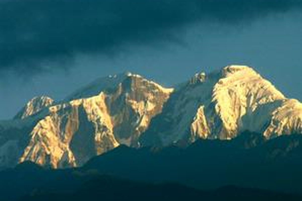 Menuju puncak salju di atas sana.