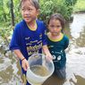 Saat Anak-anak Main Banjir di Jurumudi, Asyik Cari Ikan untuk Dipelihara Tanpa Pedulikan Bau Tak Sedap