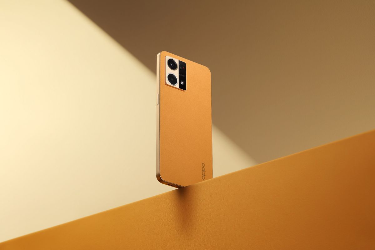 Oppo Reno7 4G varian warna Sunset Orange.